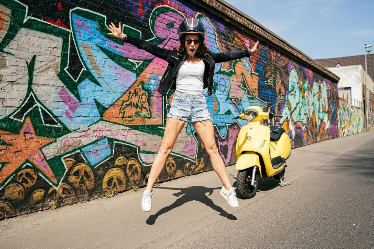 Modell 54i:nspire vor einer Graffitiwand